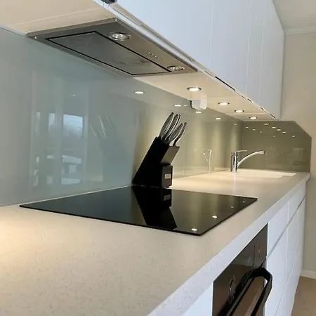 Modern In Quiet Neighborhood Apartment *