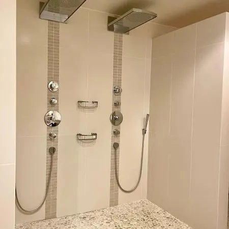 Apartment Spa Retreat - Indoor Jacuzzi & Quiet Neighborhood