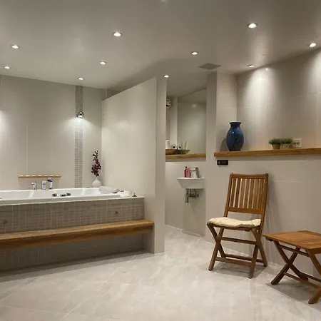 Apartment Spa Retreat - Indoor Jacuzzi & Quiet Neighborhood