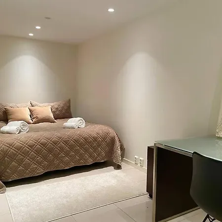 Modern In Quiet Neighborhood Apartment *